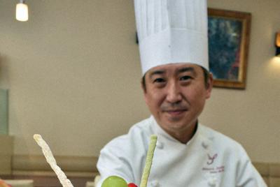 パティスリースゥサロンドテの「ヨーグルトとバラのブルガリア・パフェ」＝岡山市北区問屋町で、林田奈々撮影