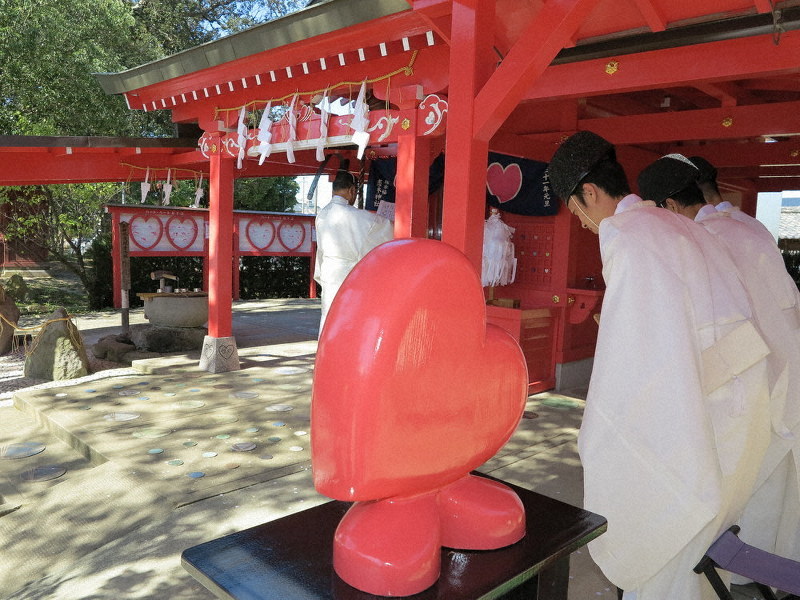 鮮やかピンクに化粧直し 新たに設置 ハートのモニュメント 筑後 恋木神社リニューアル 福岡 毎日新聞