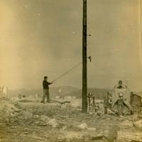 広島市竹屋町（現中区）付近に立つ電柱への振動試験＝金井清氏・前田敏雄氏撮影