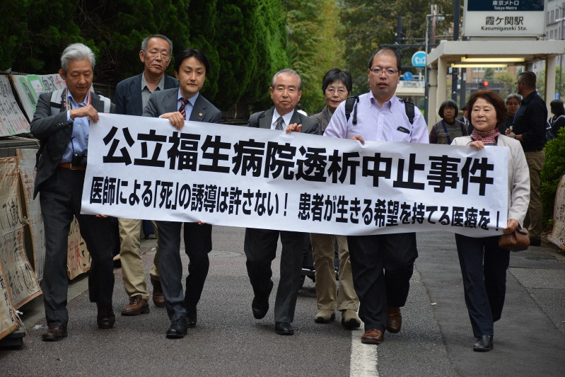 公立福生病院を巡る人工透析治療問題で、東京地裁に入る遺族の代理人弁護士ら=東京都千代田区で2019年10月17日、熊谷豪撮影