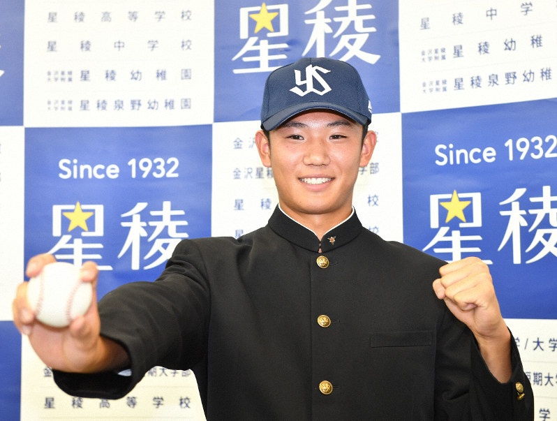 ヤクルトから1位指名され、カメラの前でポーズをとる星稜高の奥川恭伸投手=金沢市で2019年10月17日午後5時46分、望月亮一撮影