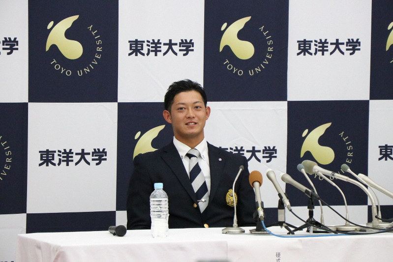 ロッテから2位指名を受けて笑顔を見せる東洋大の佐藤都志也捕手=東京都文京区の東洋大キャンパスで2019年10月17日午後6時10分、高橋秀明撮影