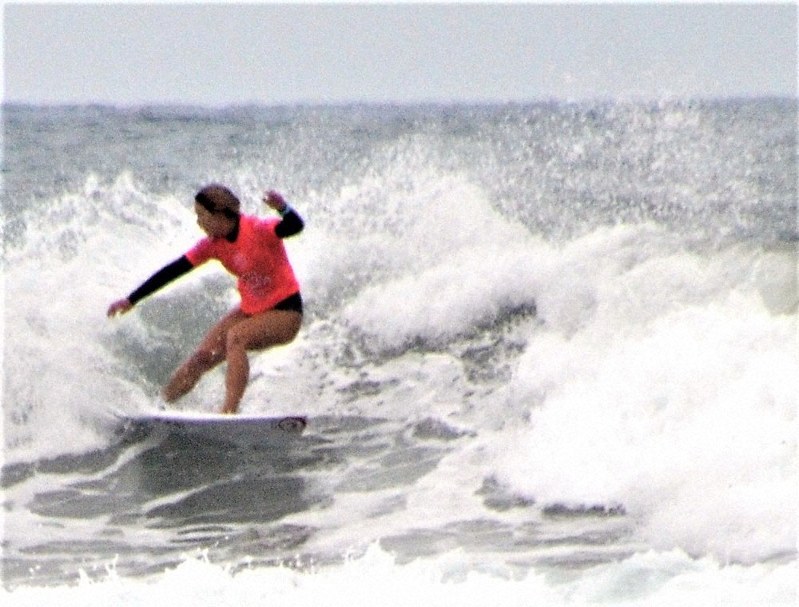 女子プロサーフィン国際大会 トップ選手 果敢に ７０人が熱戦展開 日向 お倉ケ浜 宮崎 毎日新聞