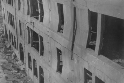 爆風を受けて湾曲した本川国民学校校舎（現広島市立本川小）の壁面＝金井清氏・前田敏雄氏撮影