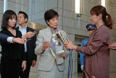 報道陣の取材に応じる小池百合子知事＝東京都庁で17日、森健太郎撮影