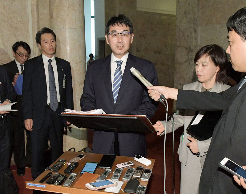 天皇陛下の即位に伴う「即位礼正殿の儀」に合わせた政令恩赦の実施の閣議決定について記者団に発表する河井克行法相(中央)=国会内で2019年10月18日午前9時14分、川田雅浩撮影