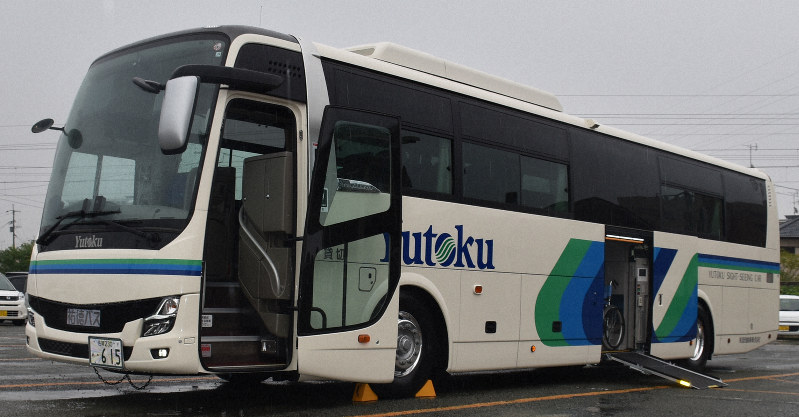 導入されたエレベーター付きの貸し切りバス=山口響撮影