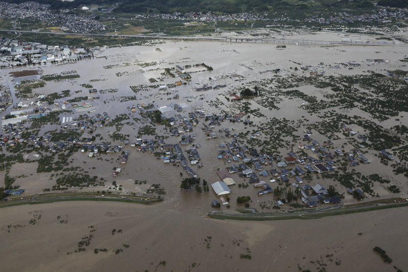 台風19号による大雨で増水し氾濫した千曲川の決壊した堤防=長野市穂保で2019年10月13日午前8時15分、本社ヘリから