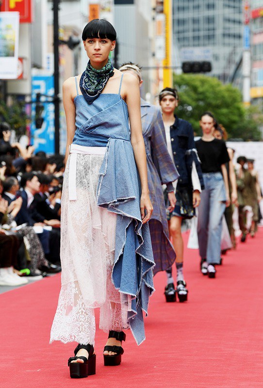 ファッションウィーク閉幕 路上 で松岡茉優さんら秋冬服のショー 写真特集7 11 毎日新聞