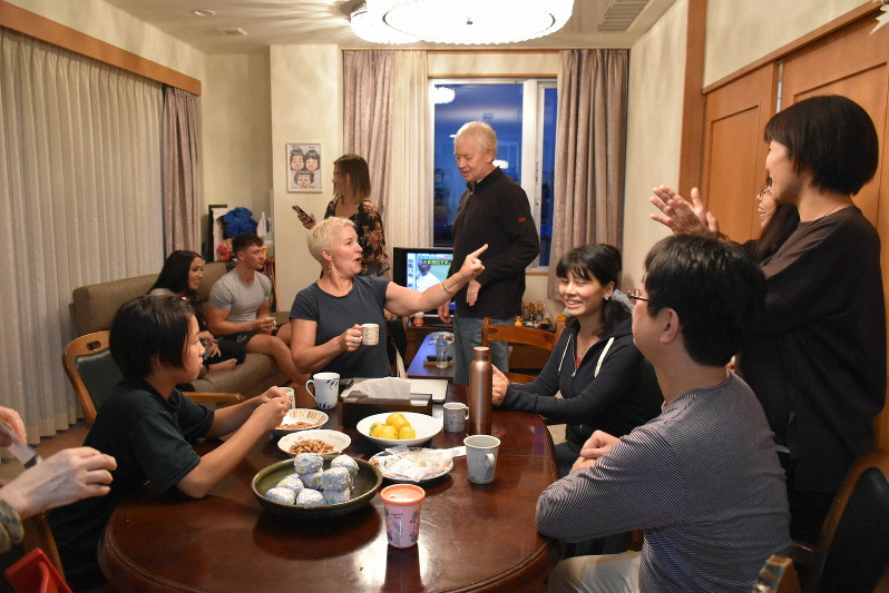 打ち解けた様子で語り合う久喜さん一家と外国人宿泊者たち=釜石市の久喜さん宅で