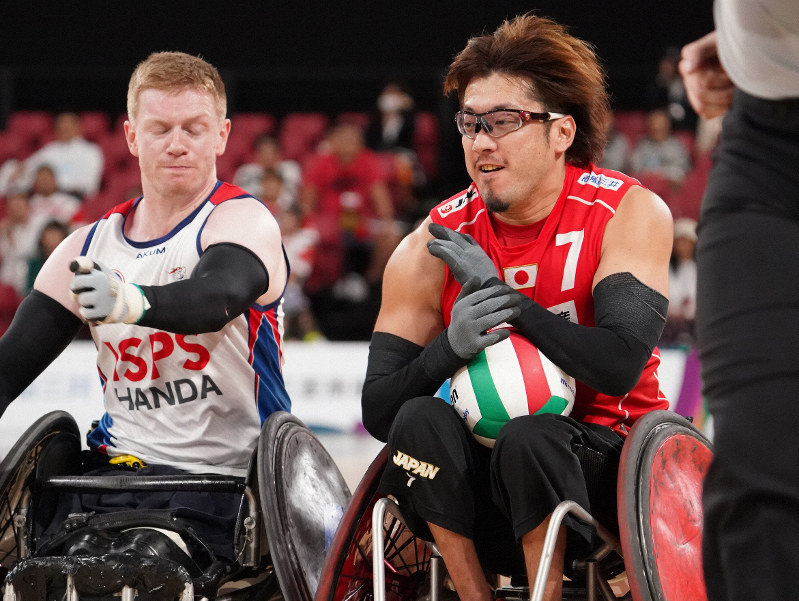 【日本-英国】第2ピリオド、トライを決める池崎大輔(右)=東京体育館で2019年10月20日、佐々木順一撮影