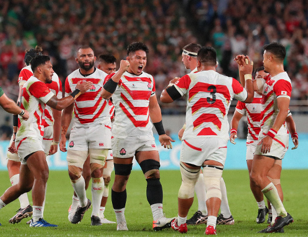 【日本－南アフリカ】前半、スクラムで押し勝ち相手の反則を誘い、喜ぶ姫野（中央）ら日本の選手たち＝東京・味の素スタジアムで2019年10月20日、長谷川直亮撮影