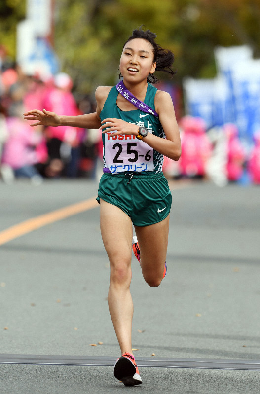 【2019プリンセス駅伝】3位でフィニッシュする三井住友海上のアンカー、古寺冴佳=福岡県宗像市で2019年10月20日、上入来尚撮影