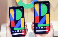 グーグルが発表した「ピクセル4」（左）と「ピクセル4 XL」