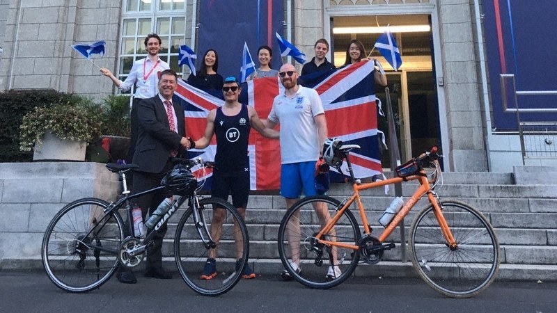英国大使館に戻り、祝福を受けるデービッドさん(前列中央)とジェームズさん(同右)。同左はポール・マデン駐日英大使