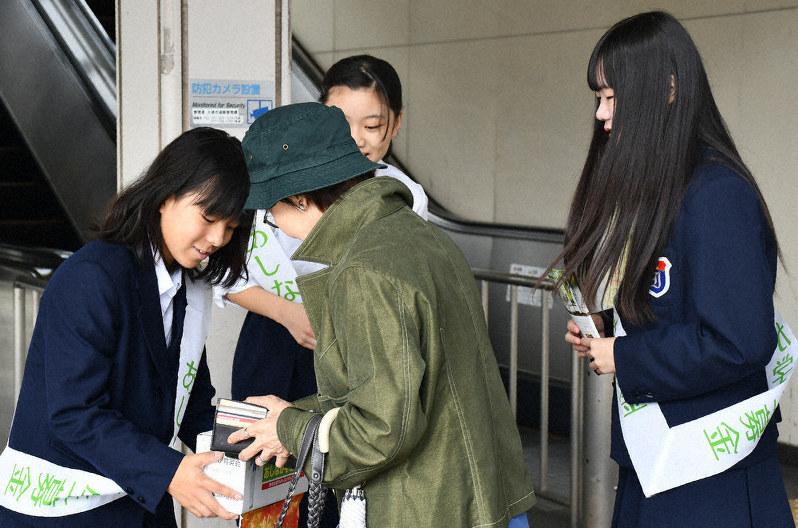 募金への協力を呼びかける石山高の生徒たち=大津市粟津町のJR石山駅南出口で、礒野健一撮影