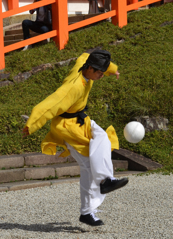雅にフリースタイル蹴鞠 春日大社 奈良 毎日新聞