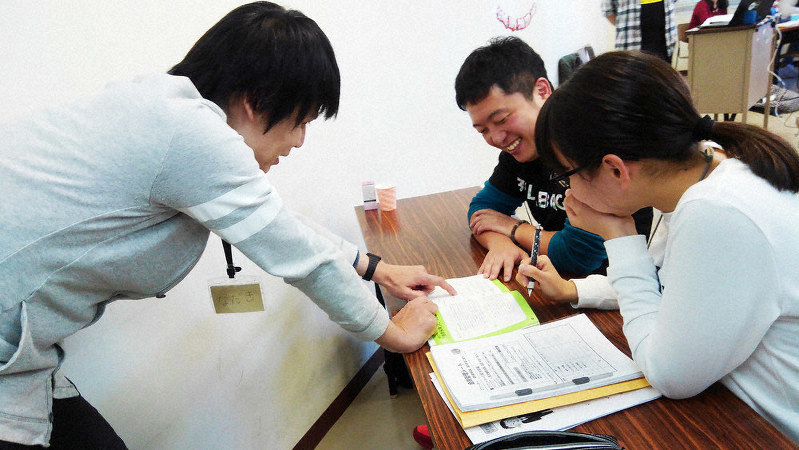 「巣立ちプロジェクト」の1人暮らし準備セミナーで学ぶ高校生たち(右)=千葉市で2018年12月、ブリッジフォースマイル提供