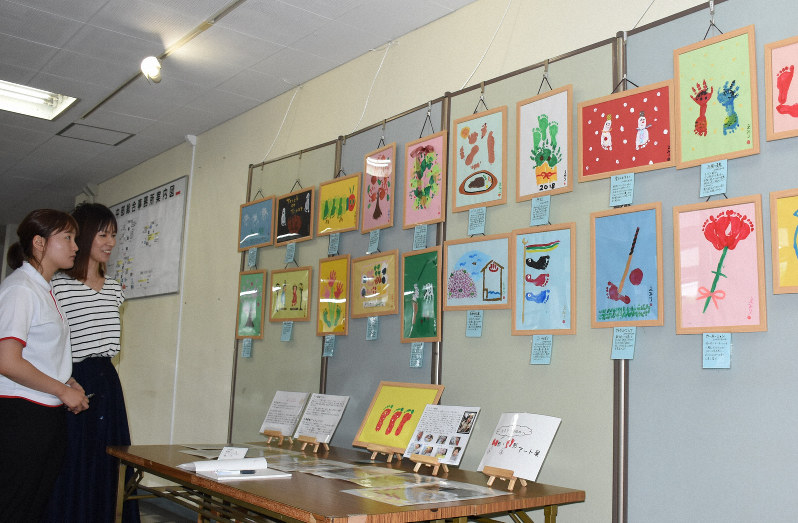 難病の3歳女児が手形 足形アート 母と二人三脚 後悔しない生き方を 毎日新聞