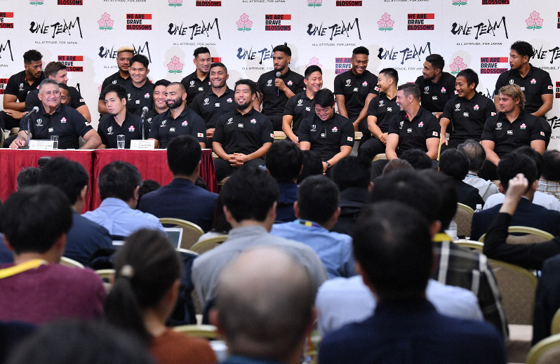 W杯準々決勝での敗退から一夜明け、記者会見に臨み笑顔で記者の質問に答えるラグビー日本代表のジェイミー・ジョセフ・ヘッドコーチ(前列左端)ら=東京都港区の明治記念館で2019年10月21日午前11時31分、宮間俊樹撮影