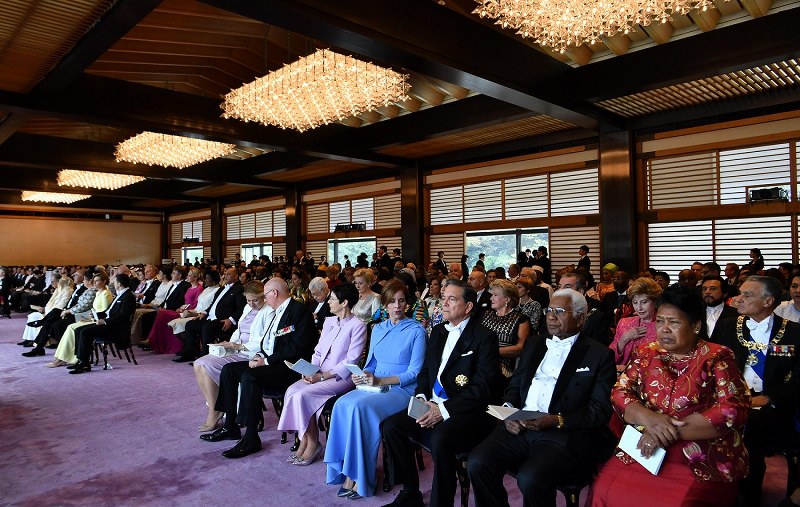 即位礼正殿の儀」 陛下おことば 平和の願い、上皇さまに重ね