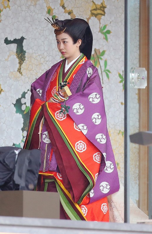 即位礼正殿の儀」 陛下おことば 平和の願い、上皇さまに重ね