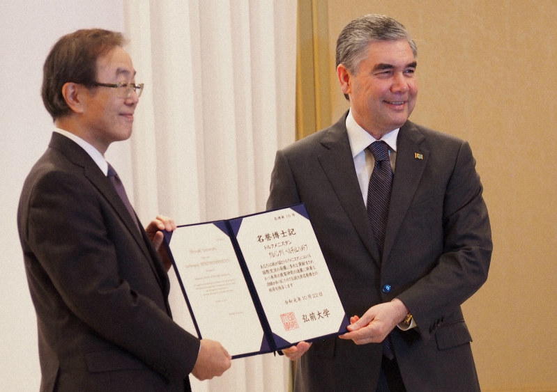 トルクメニスタン大統領講演 開かれた国 アピール なお独裁体制続く 毎日新聞