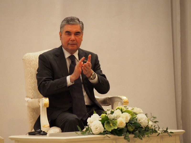 トルクメニスタン大統領講演 開かれた国 アピール なお独裁体制続く 毎日新聞