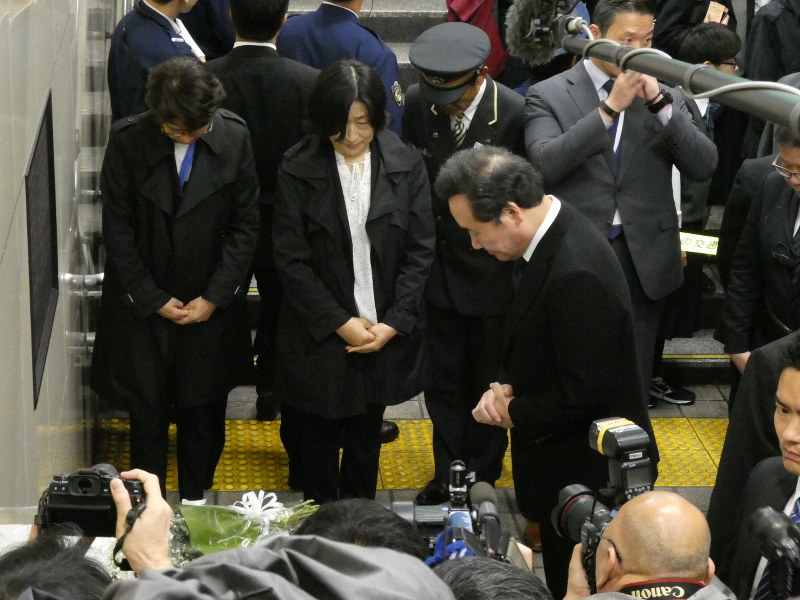 李秀賢さんらの追悼碑の前で黙とうする韓国の李洛淵首相=JR新大久保駅で22日、米村耕一撮影