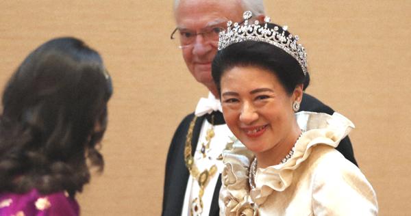 即位の礼:饗宴の儀、華やかに 皇后陛下ロングドレス 出席者も