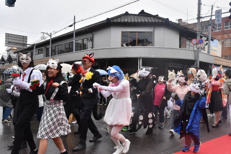 ネコ 仮装で行列 ８６年ぶり白根子行進曲 新潟 新潟 毎日新聞