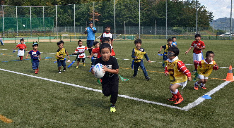 楕円球手に駆け回る 児童らラグビー体験 宝塚 兵庫 毎日新聞
