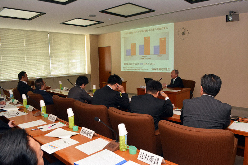 久里浜医療センターの樋口進院長から助言を受ける検討委の県議ら=高松市番町の県議会庁舎で、金志尚撮影