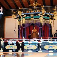 「即位礼正殿の儀」で即位を宣言された天皇陛下。左は万歳三唱する安倍晋三首相＝皇居・宮殿「松の間」で２０１９年１０月２２日午後１時２４分（内閣府提供）