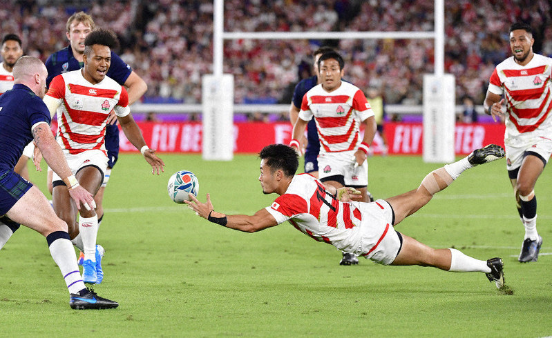 【日本-スコットランド】前半、松島(左から2人目)のトライにつながるオフロードパスを出す福岡(中央手前)=横浜・日産スタジアムで2019年10月13日、藤井達也撮影