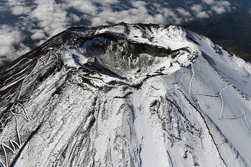 富士山が初冠雪 昨年より26日遅く 甲府地方気象台が発表 [写真特集1/4