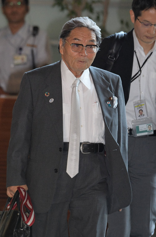 閣議に向かう北村誠吾地方創生担当相=首相官邸で2019年9月17日午前9時56分、川田雅浩撮影