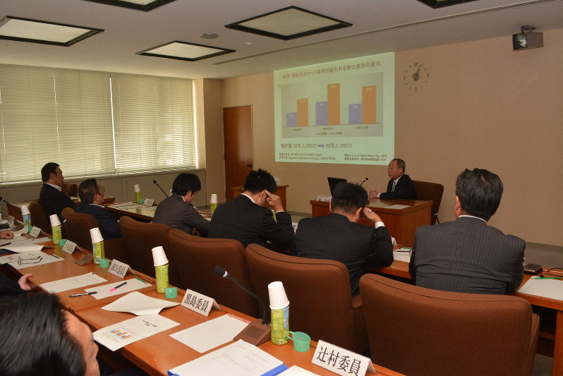 久里浜医療センターの樋口進院長から助言を受ける検討委の県議ら=高松市番町の県議会庁舎で2019年10月17日午後1時8分、金志尚撮影