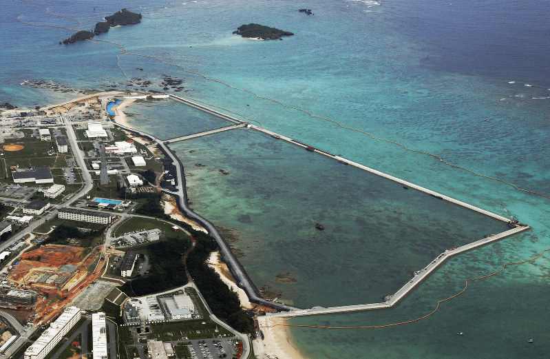 土砂投入が始まった米軍キャンプ・シュワブ沖の埋め立て予定海域=沖縄県名護市辺野古で2018年12月14日、本社ヘリから