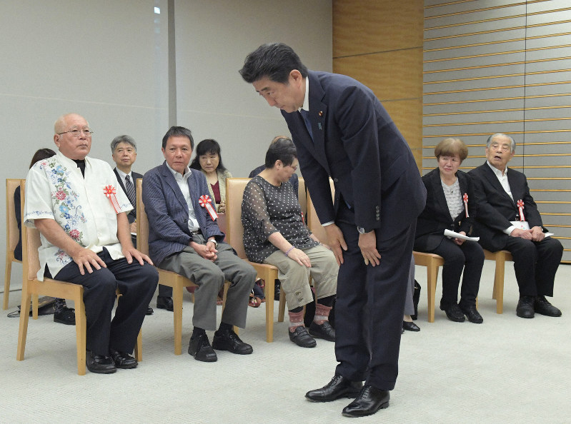 ハンセン病家族訴訟原告団の林力団長(右端)らに謝罪後、匿名の原告に深々と頭を下げる安倍晋三首相=首相官邸で2019年7月24日午前10時24分、川田雅浩撮影