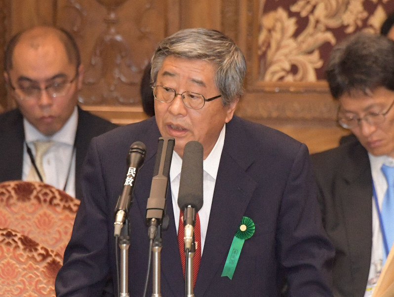 参院予算委員会でかんぽ生命保険の不正販売を追及したNHK番組を巡る問題について答弁する日本郵政の鈴木康雄上級副社長=国会内で2019年10月15日午後2時40分、川田雅浩撮影