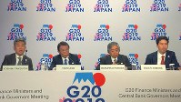 主要20カ国・地域（G20）財務相・中央銀行総裁会議の会合後、議長国として記者会見する麻生太郎財務相（中央左）と日銀の黒田東彦総裁（中央右）＝米ワシントンで10月18日、中井正裕撮影