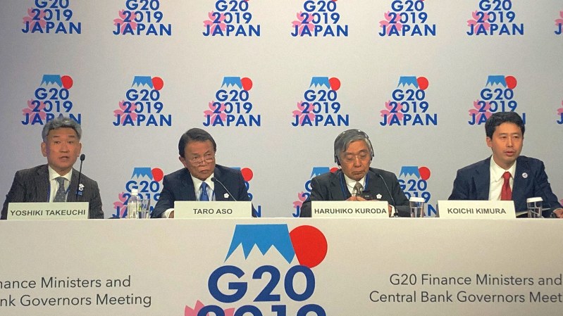 主要20カ国・地域(G20)財務相・中央銀行総裁会議の会合後、議長国として記者会見する麻生太郎財務相(中央左)と日銀の黒田東彦総裁(中央右)=米ワシントンで10月18日、中井正裕撮影