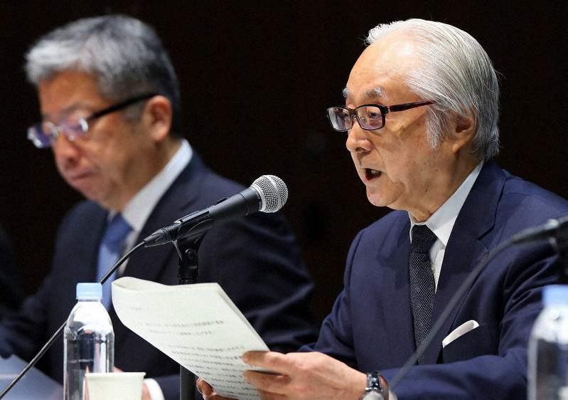 かんぽ生命の不正販売問題を巡り記者会見する日本郵政の長門正貢社長(右)。左は日本郵便の横山邦男社長=東京都千代田区で2019年9月30日、小川昌宏撮影