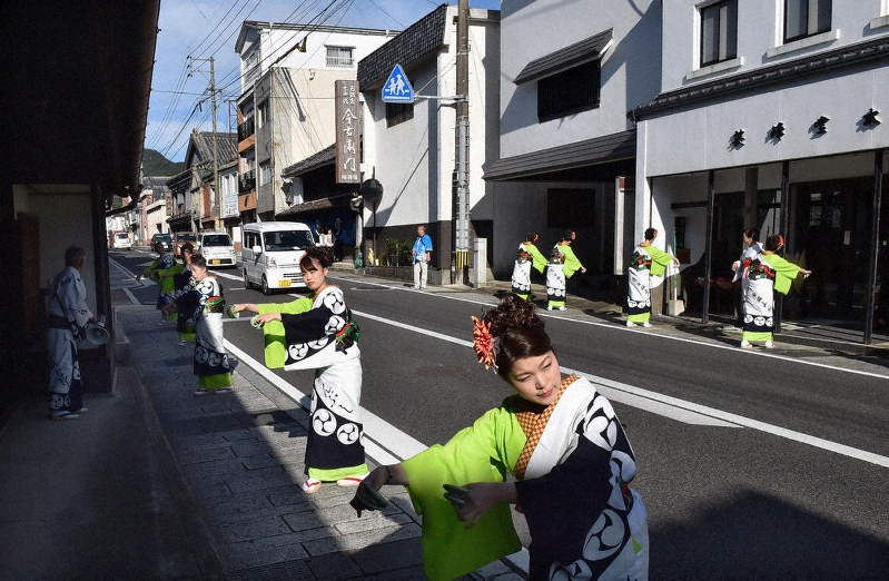 有田焼の窯元や販売業者が軒を連ねる「皿山通り」で、踊りを披露する女性たち=佐賀県有田町で2019年10月16日、田鍋公也撮影