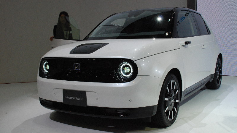 ホンダが来年市販する電気自動車「ホンダe」=東京都江東区の東京ビッグサイトで10月23日、川口雅浩撮影