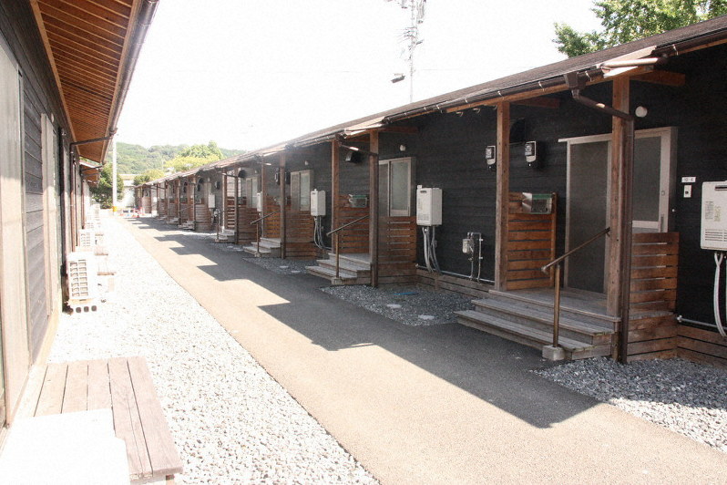 原則2年間の入居期限を迎え、被災者が退去し閑散とした建設型仮設住宅=福岡県朝倉市杷木林田の林田仮設団地で2019年8月21日、飯田憲撮影