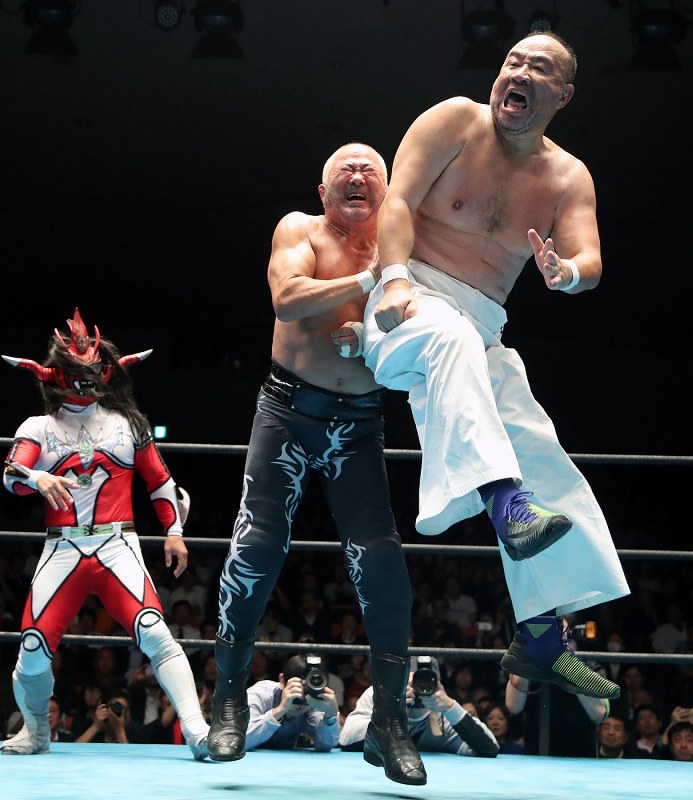 プロレス：ヒロ斉藤40年 藤波にセントーン決め、武藤、蝶野が3カウント