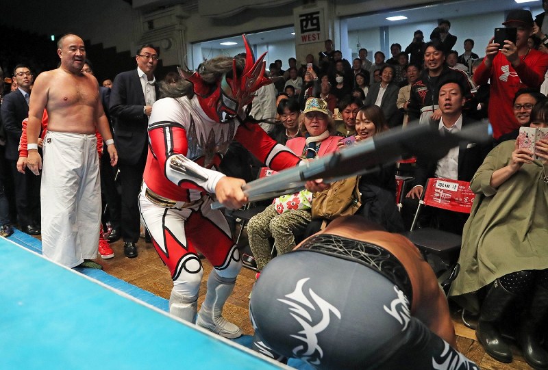 プロレス：ヒロ斉藤40年 藤波にセントーン決め、武藤、蝶野が3カウント