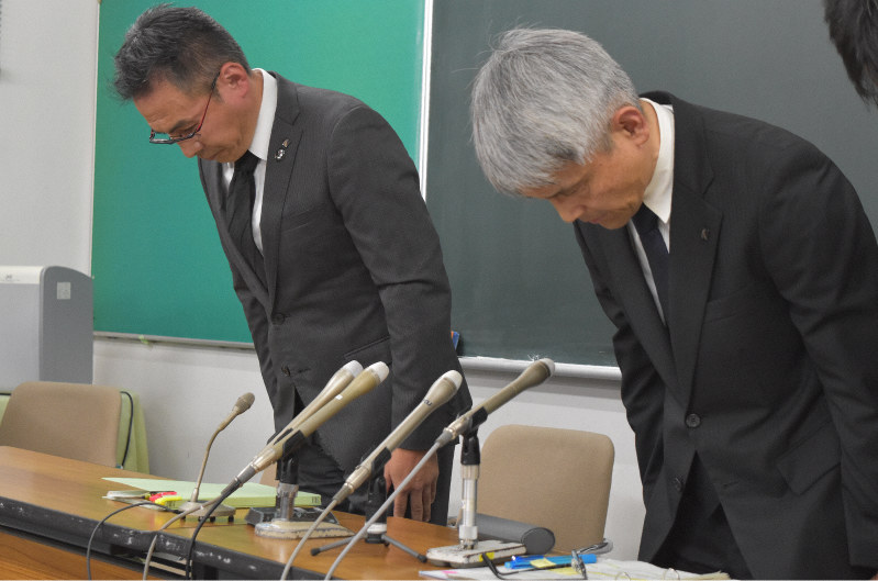 記者会見で謝罪する熊本県教委の担当者ら=城島勇人撮影